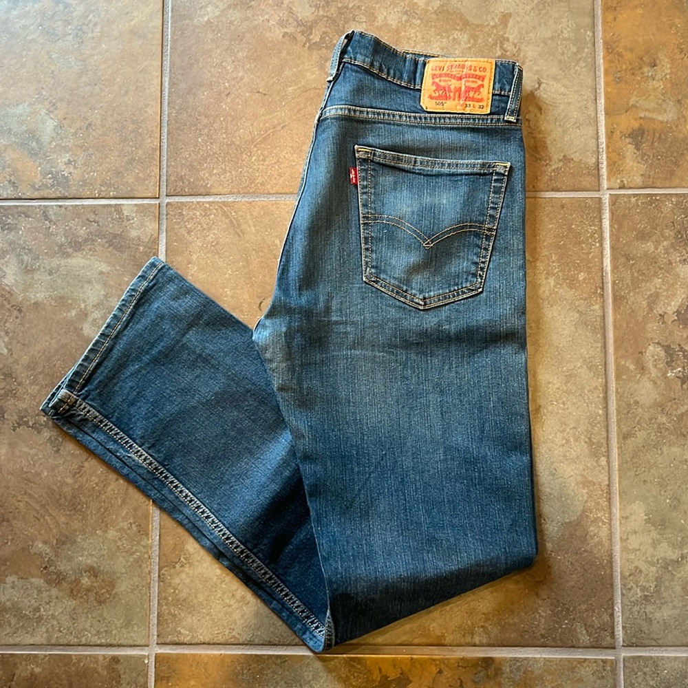 Levi’s 505 straight leg jeans, lightly worn, men’s 33x32 good condition no holes